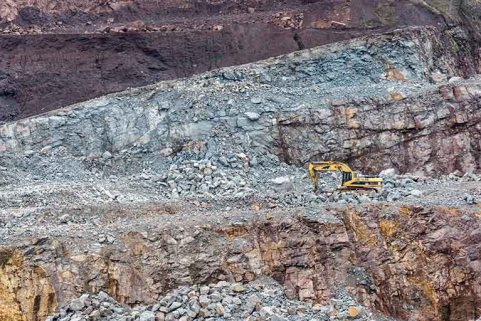 Carrière : front d'exploitation et pelle mécanique. © Région Bourgogne-Franche-Comté, Inventaire du patrimoine