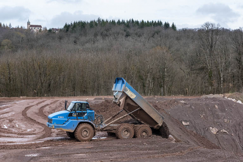 Carrière : évacuation des morts terrains à l'aide d'un camion articulé. © Région Bourgogne-Franche-Comté, Inventaire du patrimoine