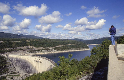 Vue d'ensemble du barrage et de sa centrale hydroélectrique (avec le photographe Jérôme Mongreville). © Région Bourgogne-Franche-Comté, Inventaire du patrimoine Vue d'ensemble du barrage et de sa centrale hydroélectrique (avec le photographe Jérôme Mongreville). © Région Bourgogne-Franche-Comté, Inventaire du patrimoine