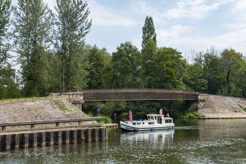 Plaisanciers s'apprêtant à entrer dans l’écluse. © Région Bourgogne-Franche-Comté, Inventaire du patrimoine