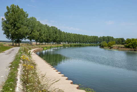 Vue vers l'amont depuis l'entrée du canal. © Région Bourgogne-Franche-Comté, Inventaire du patrimoine Vue vers l'amont depuis l'entrée du canal. © Région Bourgogne-Franche-Comté, Inventaire du patrimoine
