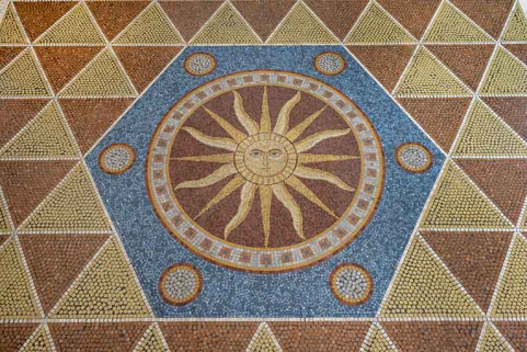 Médaillon orné des armes de Luxeuil : "De gueules au soleil d'or". © Région Bourgogne-Franche-Comté, Inventaire du patrimoine