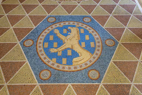 Médaillon orné des armes de Franche-Comté : "D'azur semé de billettes d'or, au lion d'or, armé et lampassé de gueules". © Région Bourgogne-Franche-Comté, Inventaire du patrimoine