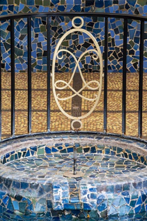 Médaillon ovale au chiffre de Luxeuil du garde-corps du petit bassin de la piscine à l'emplacement de l'ancien Bain des Capucins. © Région Bourgogne-Franche-Comté, Inventaire du patrimoine Médaillon ovale au chiffre de Luxeuil du garde-corps du petit bassin de la piscine à l'emplacement de l'ancien Bain des Capucins. © Région Bourgogne-Franche-Comté, Inventaire du patrimoine