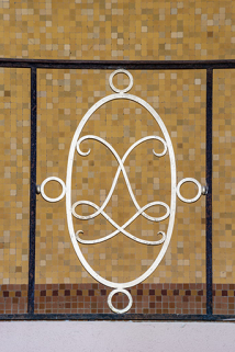 Médaillon ovale au chiffre de Luxeuil du garde-corps de la tribune de la piscine à l'emplacement de l'ancien Bain des Capucins. © Région Bourgogne-Franche-Comté, Inventaire du patrimoine