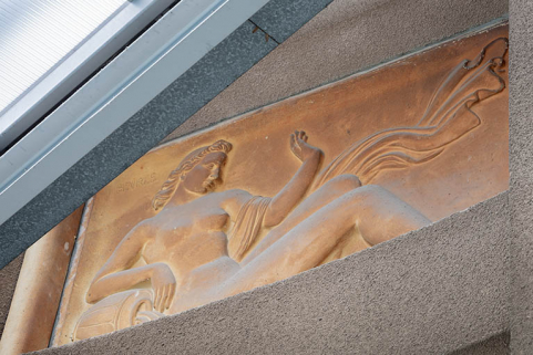 Femme assise, amphore sous le bras (relief n°2). © Région Bourgogne-Franche-Comté, Inventaire du patrimoine