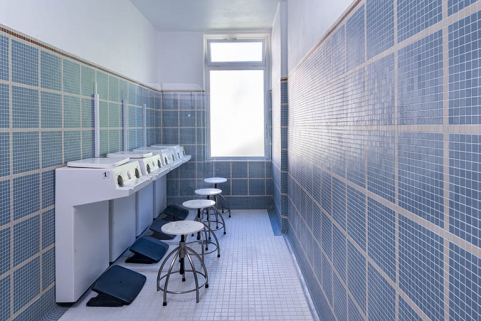 Vue intérieure d'une cabine récemment rénovée au rez-de-chaussée de l'aile à l'est de la piscine. © Région Bourgogne-Franche-Comté, Inventaire du patrimoine Vue intérieure d'une cabine récemment rénovée au rez-de-chaussée de l'aile à l'est de la piscine. © Région Bourgogne-Franche-Comté, Inventaire du patrimoine