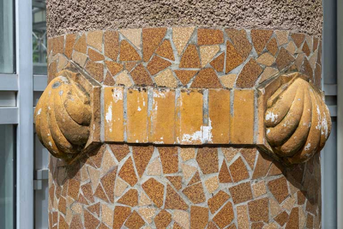 Appliques sur les colonnes portant la statue d'Hygie : coquillages. © Région Bourgogne-Franche-Comté, Inventaire du patrimoine