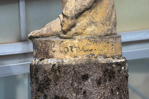 Signature du sculpteur et date sur la plinthe : "Paul Cornet 1939". © Région Bourgogne-Franche-Comté, Inventaire du patrimoine Signature du sculpteur et date sur la plinthe : "Paul Cornet 1939". © Région Bourgogne-Franche-Comté, Inventaire du patrimoine