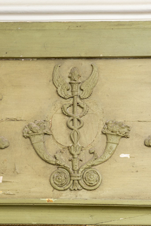 Détail, caducée entre deux cornes d'abondance. © Région Bourgogne-Franche-Comté, Inventaire du patrimoine Détail, caducée entre deux cornes d'abondance. © Région Bourgogne-Franche-Comté, Inventaire du patrimoine