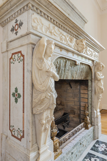 Décor de marqueterie de pierres dures sur la jouée de gauche. © Région Bourgogne-Franche-Comté, Inventaire du patrimoine Décor de marqueterie de pierres dures sur la jouée de gauche. © Région Bourgogne-Franche-Comté, Inventaire du patrimoine