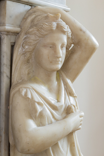 Détail de la cariatide de droite. © Région Bourgogne-Franche-Comté, Inventaire du patrimoine Détail de la cariatide de droite. © Région Bourgogne-Franche-Comté, Inventaire du patrimoine