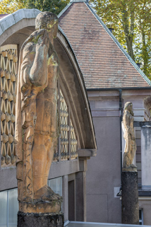 Vue de la statue depuis l'aile est de la piscine. © Région Bourgogne-Franche-Comté, Inventaire du patrimoine