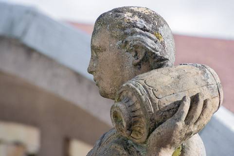 Vue de la statue depuis l'aile ouest de la piscine, détail. © Région Bourgogne-Franche-Comté, Inventaire du patrimoine Vue de la statue depuis l'aile ouest de la piscine, détail. © Région Bourgogne-Franche-Comté, Inventaire du patrimoine