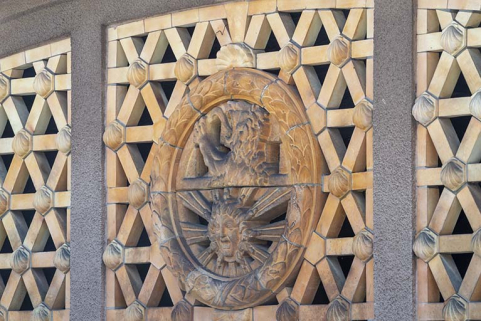 Médaillon central de la claustra, vue depuis la terrasse de l'aile ouest de la piscine. © Région Bourgogne-Franche-Comté, Inventaire du patrimoine