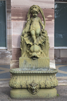 Fontaine du côté gauche (ouest) : vue d'ensemble, de face. © Région Bourgogne-Franche-Comté, Inventaire du patrimoine