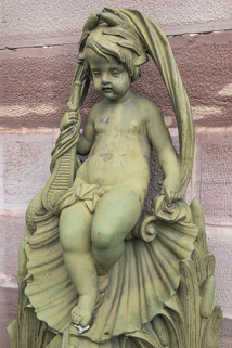 Fontaine du côté gauche (ouest) : vue de la partie supérieure. © Région Bourgogne-Franche-Comté, Inventaire du patrimoine