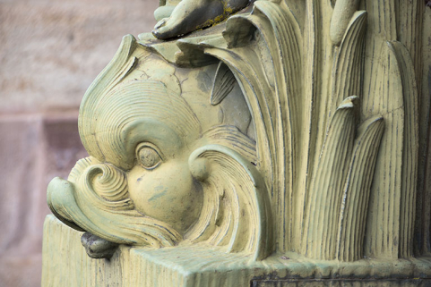 Fontaine du côté droit (est) : vue de la partie supérieure, détail du dauphin. © Région Bourgogne-Franche-Comté, Inventaire du patrimoine