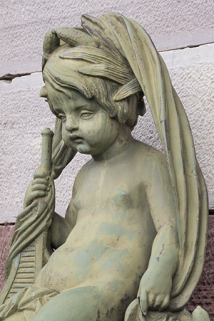 Fontaine du côté droit (est) : vue de la partie supérieure, détail de l'enfant. © Région Bourgogne-Franche-Comté, Inventaire du patrimoine
