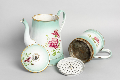 Cafetière émaillée (20e siècle), démontée. (Musée Japy, Beaucourt) © Région Bourgogne-Franche-Comté, Inventaire du patrimoine