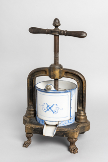 Presse (à viande) médicale émaillée, 20e siècle. (Musée Japy, Beaucourt) © Région Bourgogne-Franche-Comté, Inventaire du patrimoine