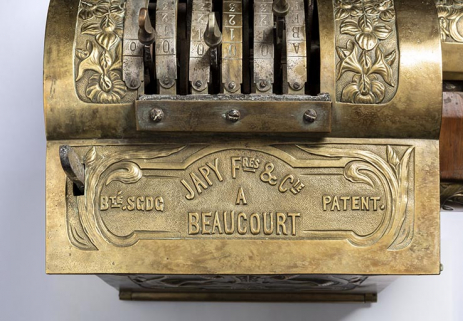 Caisse enregistreuse (1ère moitié 20e siècle) : inscription sur le module de calcul et d'affichage. (Musée Japy, Beaucourt) © Région Bourgogne-Franche-Comté, Inventaire du patrimoine