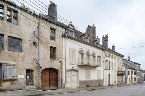  maison rue ensemble d'édifices derrière façade © Région Bourgogne-Franche-Comté, Inventaire du patrimoine