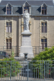 école statue © Région Bourgogne-Franche-Comté, Inventaire du patrimoine  école statue © Région Bourgogne-Franche-Comté, Inventaire du patrimoine