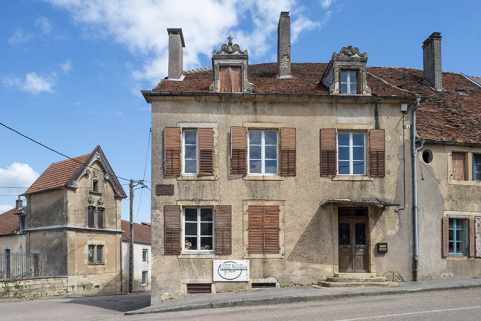 ensemble d'édifices derrière façade rue © Région Bourgogne-Franche-Comté, Inventaire du patrimoine  ensemble d'édifices derrière façade rue © Région Bourgogne-Franche-Comté, Inventaire du patrimoine