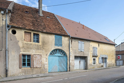  ensemble d'édifices derrière façade rue © Région Bourgogne-Franche-Comté, Inventaire du patrimoine