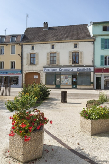  devanture de boutique rue ensemble d'édifices derrière façade © Région Bourgogne-Franche-Comté, Inventaire du patrimoine