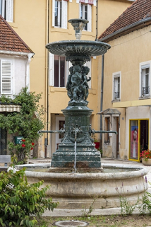 fontaine © Région Bourgogne-Franche-Comté, Inventaire du patrimoine  fontaine © Région Bourgogne-Franche-Comté, Inventaire du patrimoine