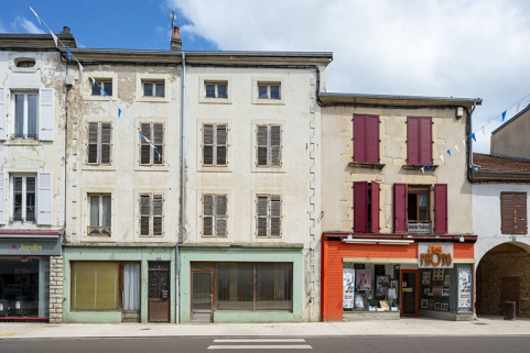 ensemble d'édifices derrière façade rue devanture de boutique © Région Bourgogne-Franche-Comté, Inventaire du patrimoine