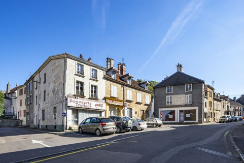  maison ensemble d'édifices derrière façade devanture de boutique © Région Bourgogne-Franche-Comté, Inventaire du patrimoine