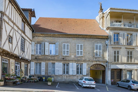  maison ensemble d'édifices derrière façade pan de bois presbytère © Région Bourgogne-Franche-Comté, Inventaire du patrimoine