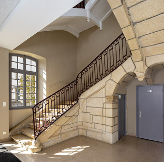escalier hôtel de ville © Région Bourgogne-Franche-Comté, Inventaire du patrimoine  escalier hôtel de ville © Région Bourgogne-Franche-Comté, Inventaire du patrimoine