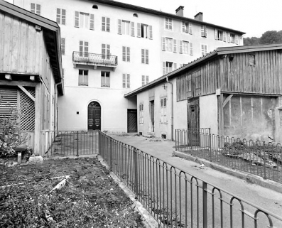 Jardin, cour et bâtiment nord. © Région Bourgogne-Franche-Comté, Inventaire du patrimoine
