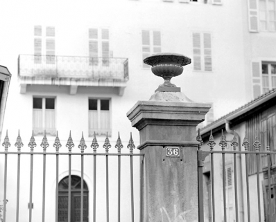 Clôture sur le quai Jobez : pilier gauche et vase. © Région Bourgogne-Franche-Comté, Inventaire du patrimoine
