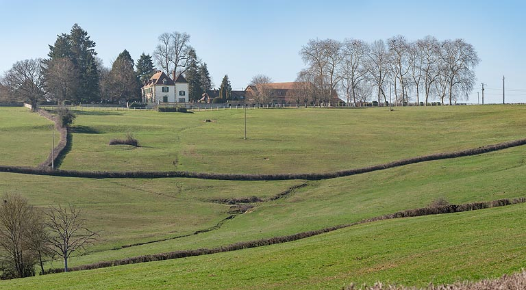 Le château et la ferme de Martigny, dans son paysage, au sommet du coteau dominant le val d'Arconce. © Région Bourgogne-Franche-Comté, Inventaire du patrimoine