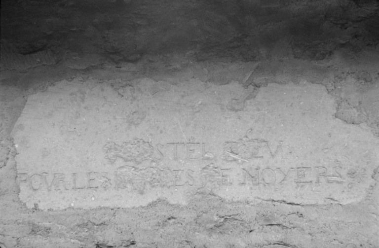 Vestige remployé dans une grange : pierre portant l'inscription HOSTEL-DIEV POUR LES PAVVRES DE NOYERS. © Région Bourgogne-Franche-Comté, Inventaire du patrimoine