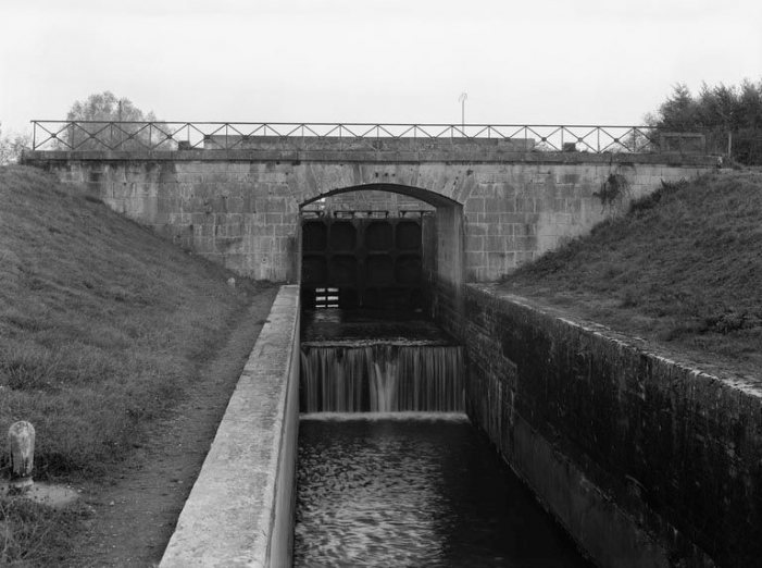 Le sas et le pont sur écluse (en 1975). © Région Bourgogne-Franche-Comté, Inventaire du patrimoine