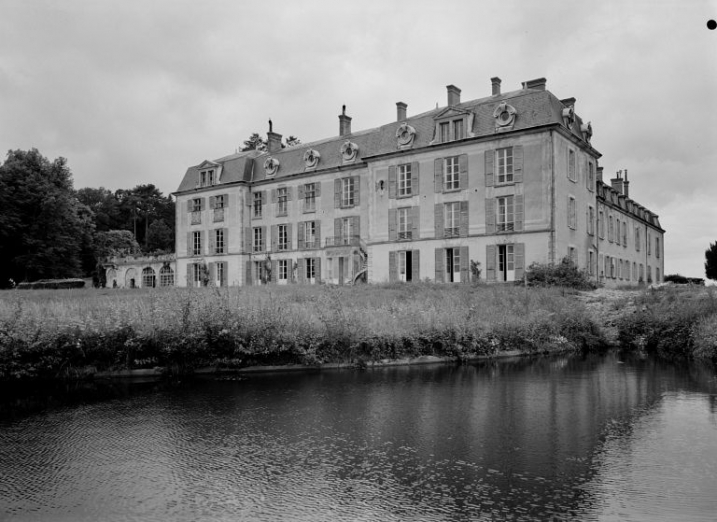 Façade sur le parc, vue de trois-quarts prise en 1977. © Région Bourgogne-Franche-Comté, Inventaire du patrimoine Façade sur le parc, vue de trois-quarts prise en 1977. © Région Bourgogne-Franche-Comté, Inventaire du patrimoine