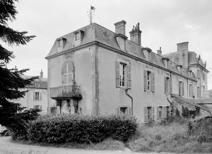 Façades nord et ouest de l'aile droite, vue de trois-quarts prise en 1977. © Région Bourgogne-Franche-Comté, Inventaire du patrimoine Façades nord et ouest de l'aile droite, vue de trois-quarts prise en 1977. © Région Bourgogne-Franche-Comté, Inventaire du patrimoine