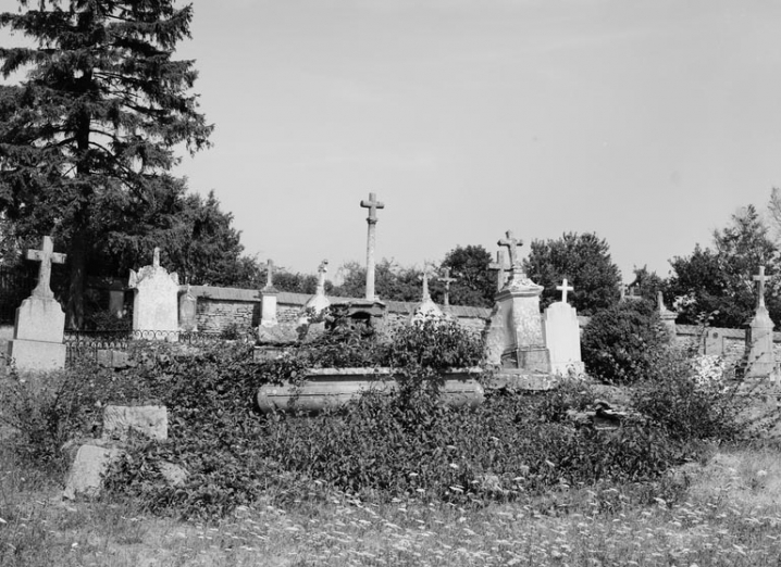 Vue d'ensemble de l'autel, au centre du cimetière. © Région Bourgogne-Franche-Comté, Inventaire du patrimoine