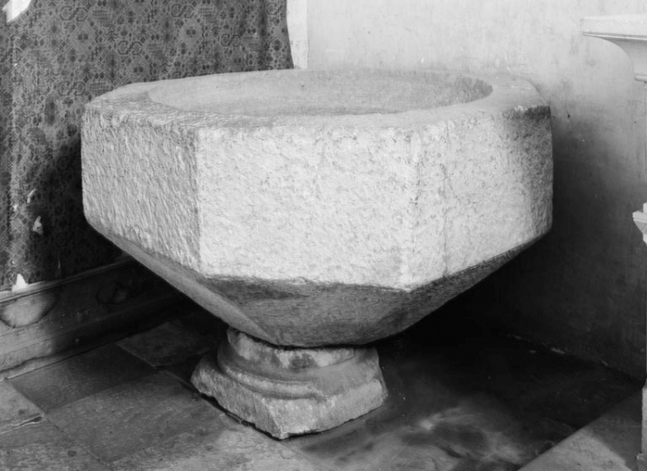 Vue de l'ancienne cuve baptismale. © Région Bourgogne-Franche-Comté, Inventaire du patrimoine