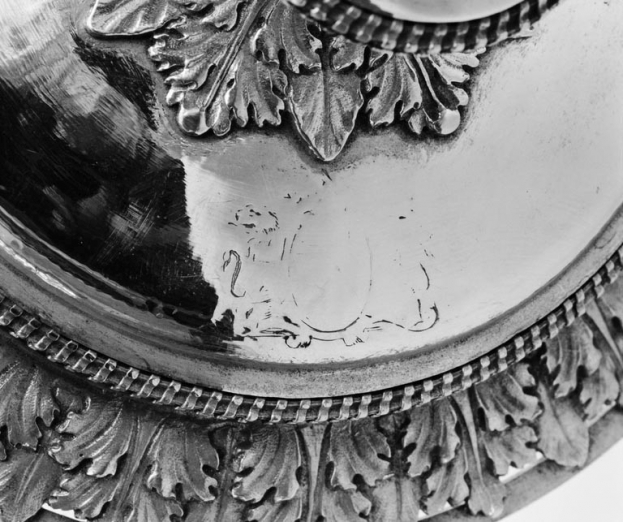 Détail du blason gravé sur le pied. © Région Bourgogne-Franche-Comté, Inventaire du patrimoine