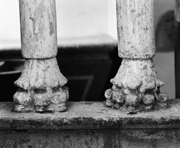 Massif postérieur : arcade de la chapelle gauche, détail des chapiteaux. © Région Bourgogne-Franche-Comté, Inventaire du patrimoine