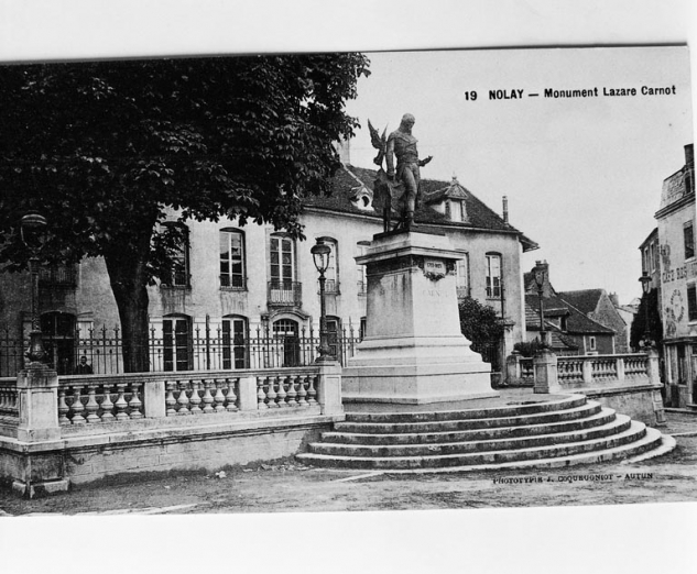 Monument Lazare Carnot. Carte postale ancienne. © Région Bourgogne-Franche-Comté, Inventaire du patrimoine Monument Lazare Carnot. Carte postale ancienne. © Région Bourgogne-Franche-Comté, Inventaire du patrimoine