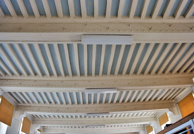 Bâtiment de plan en U : plafond d'une salle de malades, avant travaux. © Région Bourgogne-Franche-Comté, Inventaire du patrimoine