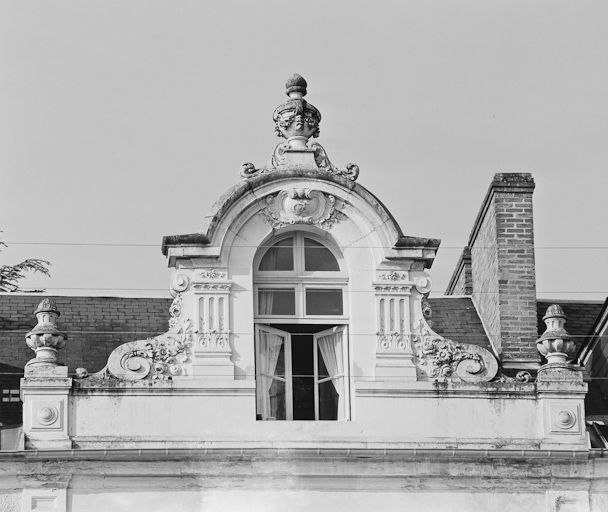 Ancien Grand Hôtel du Parc situé en face de l'établissement : détail de la lucarne centrale. © Région Bourgogne-Franche-Comté, Inventaire du patrimoine Ancien Grand Hôtel du Parc situé en face de l'établissement : détail de la lucarne centrale. © Région Bourgogne-Franche-Comté, Inventaire du patrimoine